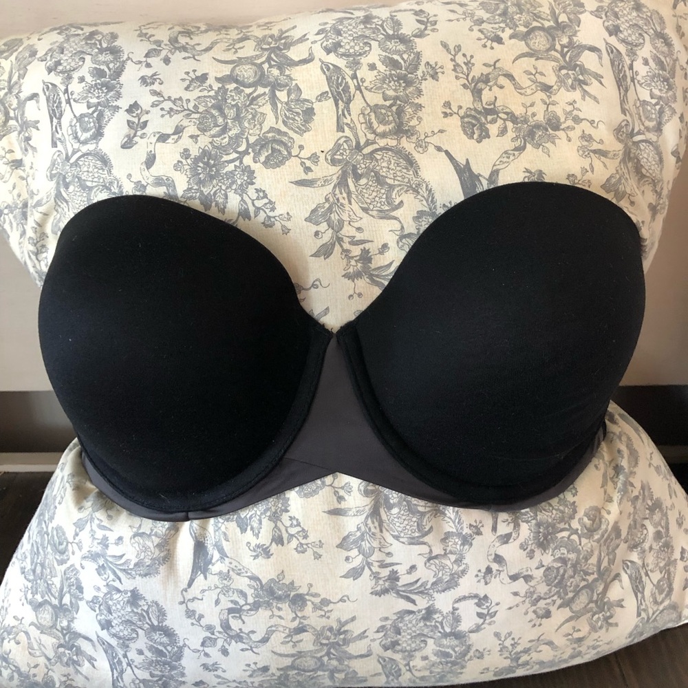 Black strapless bra